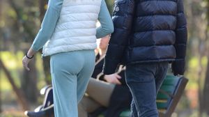 Primele imagini cu Elena Udrea sarutandu-se in parc cu iubitul manechin le-ai vazut pe WOWbiz.ro! Uite-o pe celebra blonda, care implineste astazi 43 de ani, in tandreturi maxime cu Adrian | VIDEO