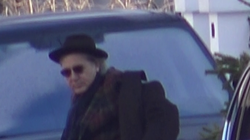 Ilie Nastase nu a scapat nici acum de nametii din fata casei! Fostul tenismen inca isi croieste drum spre masina cu lopata! VIDEO EXCLUSIV