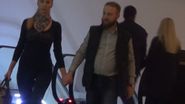 Andrei Tinu si sotia sa se plimba prin mall tinandu-se de mana