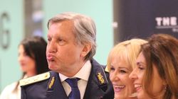 Asa nu l-ai mai vazut pe Ilie Nastase: si-a tuguiat buzele, imitand o pitipoanca! Pana sa-si iasa din pepeni, a facut spectacol la lansarea magazinului sotiei!