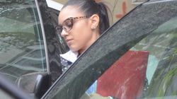 Carmen Minune nu mai este de mult "fetita lui tata"! Cantareata conduce un SUV de 50.000 de euro, circula cu boxele date la maxim prin oras in timp ce fumeaza tacticos ca Rihanna in videoclipuri VIDEO EXCLUSIV