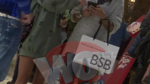 Roxana Vancea nu se mai ascunde si isi saruta cu foc amica, la mall! Ii place sa se iubeasca si cu femei si cu barbati | VIDEO EXCLUSIV