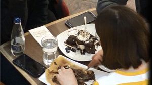 La 27 de ani, tenismena Sorana Cirstea inca isi mai scoate parintii la o prajitura! VIDEO EXCLUSIV