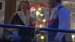 Horia Brenciu i-a zambit unei tinere la restaurant si... s-a ales cu numarul de telefon! Sa vedem ce va zice si sotia cand o sa vada imaginile astea... VIDEO EXCLUSIV