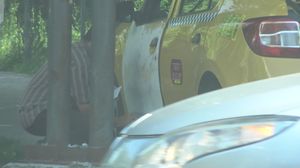 Imagini incredibile in zona de fite a Capitalei: un taximetrist a transformat parcul in atelier de tinichigerie! VIDEO