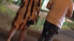 Puya, plin de nervi! A plecat injurand de la un party! Sotia gravida a incercat in zadar sa-l calmeze! Asa l-au surprins paparazzii WOWbiz.ro pe rapper la petrecerea casei de productie care ii are in "parohie" pe Inna, Antonia, Carla's Dreams si Delia! VI