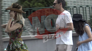Primele imagini cu Lidia Buble alaturi de... copiii lui Razvan Simion! Au iesit toti patru la o inghetata ca o adevarata familie! Artista a invatat sa joace kendama de la baietelul si fetita iubitului ei!  VIDEO EXCLUSIV