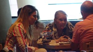 Imagini fabuloase cu Mama Zina la o pizza si un pahar de bere! Doamna modei romanesti, la 81 de ani, a luat masa la un restaurant de lux din Bucuresti! Video exclusiv