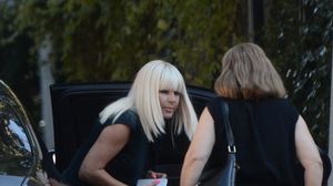 Elena Udrea si-a lasat iubitul si a iesit "ca fetele" in oras! Ce personaj surpriza a insotit-o la... bere? VIDEO EXCLUSIV
