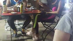 Renata a iesit la intalnire cu un tanar in maiou, la o bodega din Branesti! Sexoasa bruneta a purtat sandale cu blana, a mancat mici cu mustar si-a baut bere la halba FOTO EXCLUSIV