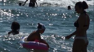 Fiica lui Adrian Sarbu, balaceala in mare alaturi de fiica ei! Sotul Almei le-a urmarit de pe plaja VIDEO EXCLUSIV