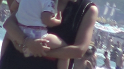 Ce mamica frumoasa si grijulie este Cristina Sucu, la malul marii!! Si-a plimbat fetita in brate pana cand micuta a adormit! VIDEO EXCLUSIV