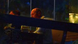 Cina prezidentiala: Traian Basescu si-a scos toata familia la restaurant. Fostul sef de stat a luat masa alaturi de sotie, fiice si singurul ginere | VIDEO EXCLUSIV