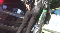 Jean de la Craiova mananca pe unde apuca!! A devorat in cateva clipe un sandvis intr-o benzinarie si a fugit la o cantare VIDEO EXCLUSIV