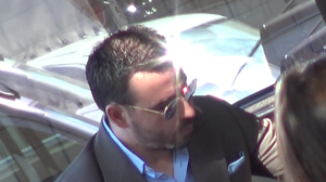 Adi Cristea e somer, dar se crede un boier! "Printul" a iesit la terasa imbracat la patru ace si a fumat trabuc ca mafiotii VIDEO EXCLUSIV