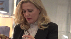 Ar putea fi bomba sfarsitului de an! Pe degetul Danei Savuica a aparut un inel de logodna! Blondina a fost surprinsa alaturi de un  domn bine, la sfarsitul verii VIDEO EXCLUSIV