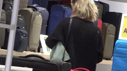 Gina Pistol se pregateste de prima vacanta romantica alaturi de Smiley? Am surprins-o pe blondina in cautarea unui troler perfect pentru ca pare ca vrea sa "plece departe, sa plece pe Marte" cu iubitul ei celebru VIDEO EXCLUSIV