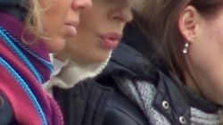 Sora Andreei Marin si-a tras gluga pe cap si s-a comportat ca un ultras, la un meci de fotbal! Frumoasa bruneta seamana izbitor cu sora ei mult mai celebra | VIDEO EXCLUSIV