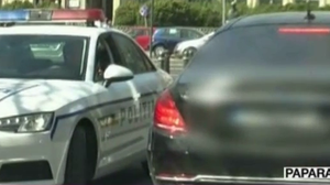 Gigi Becali se tine de glume cu politia, iar la poarta palatului il asteapta doamnele. Iata cum l-au surprins paparazzii wowbiz.ro