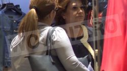 Rovana Plumb isi schimba garderoba? E intr-un magazin si vanzatoarele roiesc in jurul ei! VIDEO EXCLUSIV