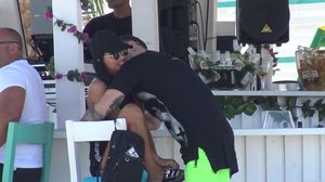 Daniela Crudu, sarut pasional la plaja cu noul iubit! Avem imagini cu show-ul necenzurat al celor doi! Bruneta este mai indragostita ca niciodata | VIDEO EXCLUSIV