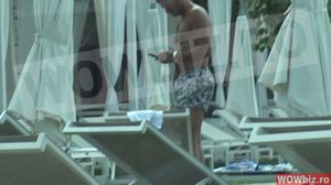 Primele imagini cu Cristian Boureanu, dupa ce Valentina Pelinel s-a recasatorit! Fostul politician, singur si ganditor la piscina! VIDEO EXCLUSIV