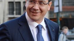 Întâlnire de partid la cârciumă! Victor Ponta şi-a scos colegii la discuţii, dar toţi s-au uitat la cămaşa politicianului VIDEO EXCLUSIV