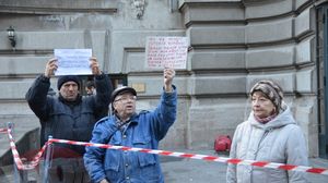 Cei doi barbati care au protestat in fata Cercului Militar National