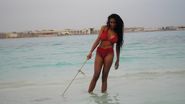 Mulatra a purtat un costum de baie cu slipi inalti