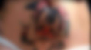 A vrut un tatuaj unic in lume care sa incite barbatii, dar a reusit opusul! Nimeni nu mai vrea sa faca dragoste cu fata asta din cauza desenului de pe burta