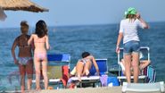 In momentul in care s-a asezat pe burta, vedeta a tratat turistii cu fundul, iar acestora cu siguranta ca nu le-a parut rau