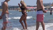 Blonda a intrat in apa, iar barbatii sunt cu ochii pe ea
