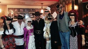 Oreste (dreapta) si Costi (mijloc) au facut-o lata in noaptea de Halloween, alaturi de cativa prieteni