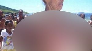 Se uita lumea la babaciunea asta "ca la urs" cand a aparut asa pe plaja! Are peste 60 de ani, ii atarna pielea in ultimul hal, dar si-a pus silicoane