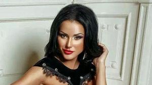 VIDEO Imagini senzationale cu Cruduta si noul iubit! El i-a pus mana pe fund si a pipait-o pofticios, ea s-a frecat de el si l-a sarutat pana au ramas fara aer!