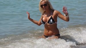 FOTO! Cu silicoanele astea se lauda Raluca de la Bambi! Si le-a pus in urma cu cinci ani si este mandra de ele! “Eram complexata ca am sanii mici” Raluca si silicoane ei ferme