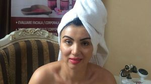 Bahmu, desfiintata de iubita lui Prigoana Jr! "Se prostitueaza online! Mama a doi copii minori isi expune tatele public si e mandra!" Anda ar fi putut sa-i devina nora Adrianei, daca aceasta nu divorta Adriana Bahmuteanu a pozat sexy pentru o clinica de remodelare