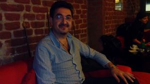 FOTO! Doamne... cum s-a pozat creatorul de moda DyAndy! S-a dus la mare si sta in cort novalue