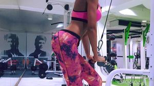 Trebuie sa vezi poza asta cu Bianca Dragusanu! E transpirata toata, trage din greu la sala, iar fundul e... demential! novalue