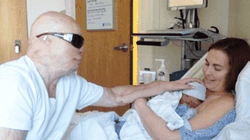 Exista viata si dupa foc! Un supravietuitor al incendiului a devenit tata! Uite-l pe barbat cum isi strange fetita la piept! El este desfigurat complet, dar asta nu l-a oprit sa viseze!