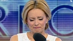 Video Exclusiv | Iuliana Luciu vrea sa plece de la Antena! “Pot mai mult decat sa plimb niste hartii si sa duc invitatii la canapea! Sunt ceva mai mult decat se vede la televizor”. Vezi declaratiile halucinante ale asistentei Simonei Gherghe