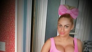 Sanziana Buruiana are o talie subtire cu ajutorul unui corset (foto: clessidra.ro)