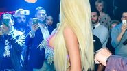 Barbatii au scos telefoanele ca sa o fotografieze