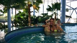 Foto | “Adio” silueta de manechin! Dana Savuica isi ascunde colaceii cu costume de baie intregi! Anul trecut facea topless pe plaja! Vezi in fotografii cum arata azi fata de... asta vara!