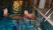 Ana Maria si iubitul ei s-au balacit in piscina