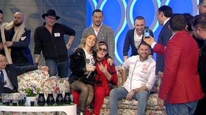 Pe bune, Corina? Nu e prea mult? Uite cum s-a tolanit in bratele barbatilor si cum a aratat tot! Oare purta lenjerie intima? novalue