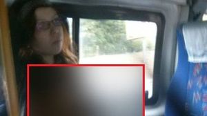 Dumnezeule mare! Uite cum s-a suit moldoveanca asta maxi-taxi! Omul de langa ea n-a rezistat si a scos telefonul! E rusinos ce vezi aici! novalue