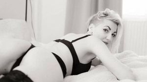 Partidul lui Vadim e cuibul bombelor sexy! Dupa "politiciana cu cei mai mari sani” care visa sa devina deputat, a aparut o alta diva in lenjerie intima, aflata in fruntea listei de consilieri! Alina Necoara a pozat sexy ca sa castige simpatia alegatorilor