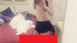 Mai penibil de atat nu se poate! Si-a facut un selfie, dar a ajuns de rasul Internetului! Uite ce avea tipa asta in picioare