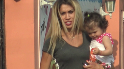 VIDEO EXCLUSIV! Sotia lui Pepe e SEXY-MAMA! A atras toate privirile cand s-a dus sa-si ia fetitele de la gradinita! Blonda si cu un fizic de senzatie, nici nu zici ca Raluca a trecut prin doua nasteri la intervale relativ scurte de timp